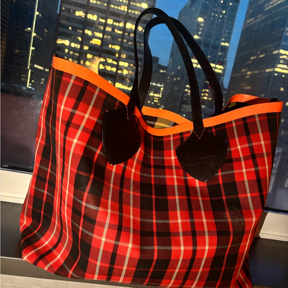 BURBERRY
Vintage Check Canvas Giant Reversible Tote Bag - Picture 4 of 10